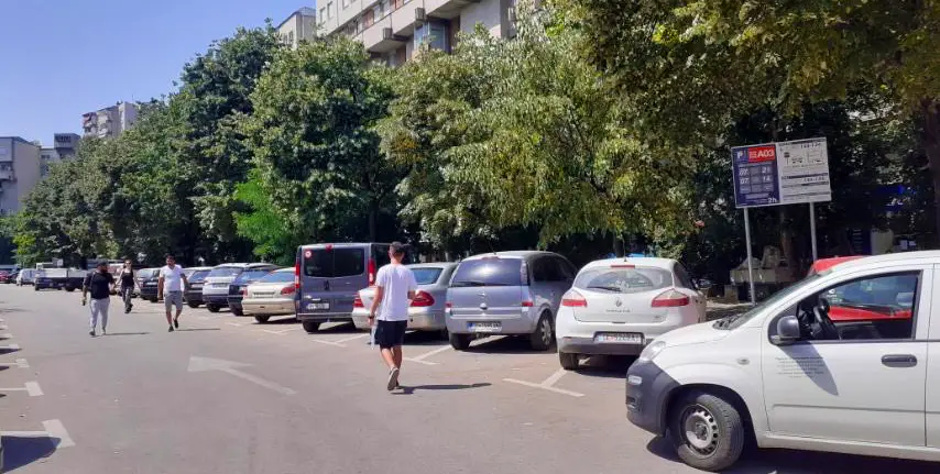 Вулична парковка в Скоп'є Македонія