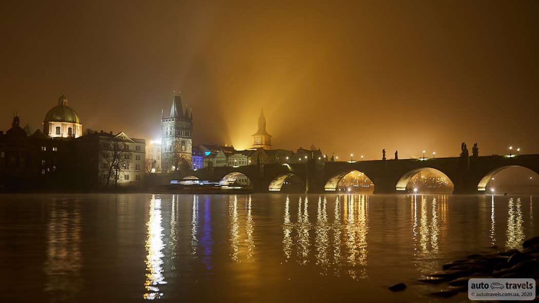 Прага ввечері, подорожі на автомобілі в Прагу